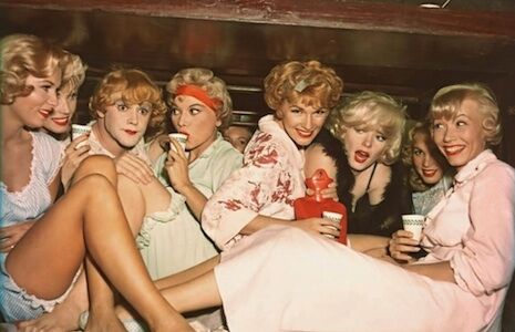 WHAT A DRAG: AMAZING BEHIND THE SCENES PHOTOS FROM THE SET OF ‘SOME LIKE IT HOT’